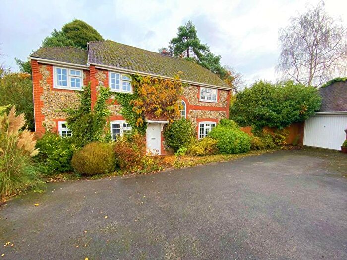 4 Bedroom Detached House To Rent In Lightwater, GU18