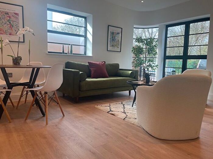 3 Bedroom Flat To Rent In Hollyfield Road, Surbiton, KT5