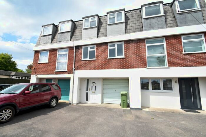 4 Bedroom Town House To Rent In Warsash Road, Warsash, Southampton, SO31