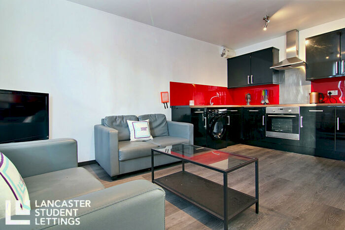 4 Bedroom House To Rent In New Road, Lancaster, LA1