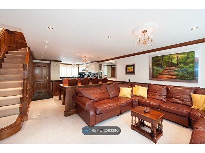 3 Bedroom Maisonette To Rent In Farnham House, London, NW1