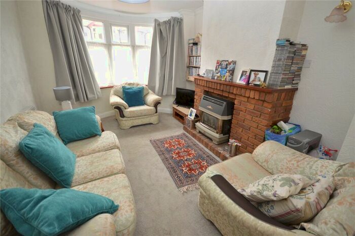 3 Bedroom Terraced House For Sale In Runfold Avenue, Luton, Bedfordshire, LU3