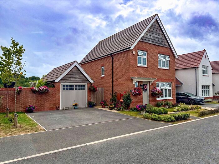 3 Bedroom Detached House For Sale In Kestrel Close, Kingsteignton, Newton Abbot, TQ12