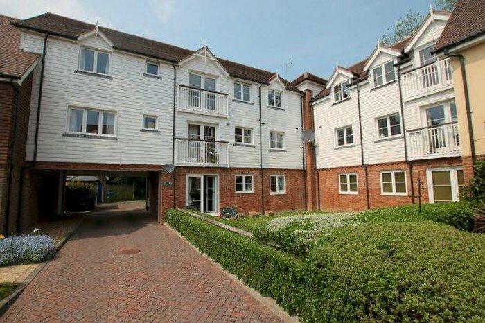2 Bedroom Flat To Rent In Pondtail Park, Horsham, RH12
