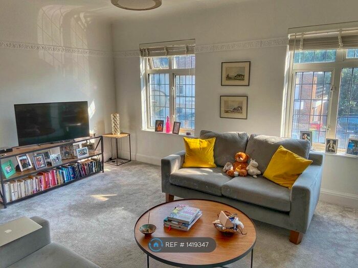 2 Bedroom Flat To Rent In Broadway West, Leigh On Sea, SS9