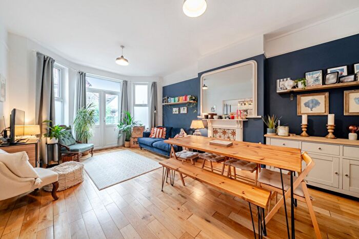 2 Bedroom Flat For Sale In Pinfold Road, Streatham, London, SW16