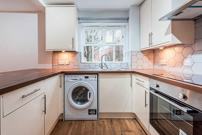 2 Bedroom Flat To Rent In Lisle Close, London, SW17