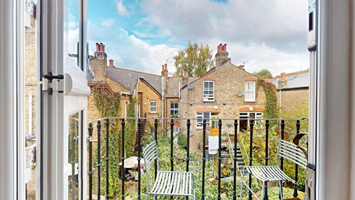 3 Bedroom Flat To Rent In Landor Road, London, SW9