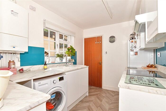 2 Bedroom Maisonette For Sale In New Road, Chatham, Kent, ME4