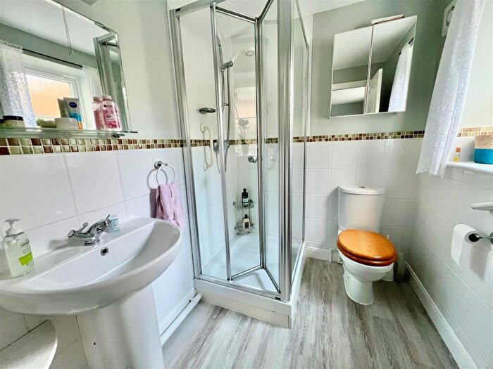2 Bedroom Flat For Sale In Freshwater Bay, Isle Of Wight, PO40