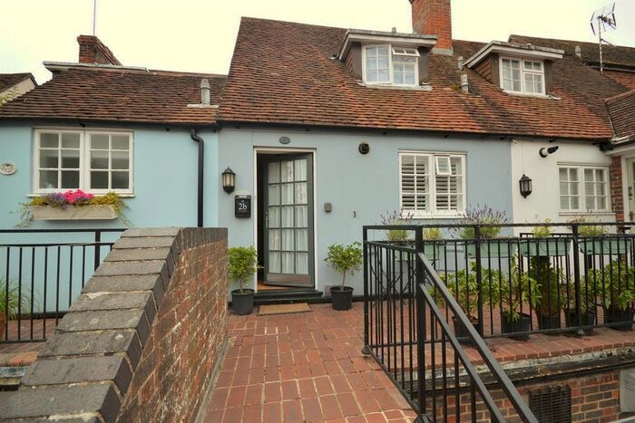 2 Bedroom Flat To Rent In St. Cyriacs, Chichester, PO19