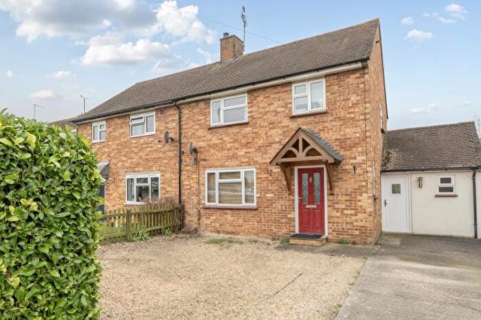 3 Bedroom Semi-Detached House For Sale In Goss Avenue, Waddesdon, Aylesbury, HP18