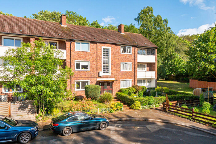 1 Bedroom Flat For Sale In Summers Close, Weybridge, KT13