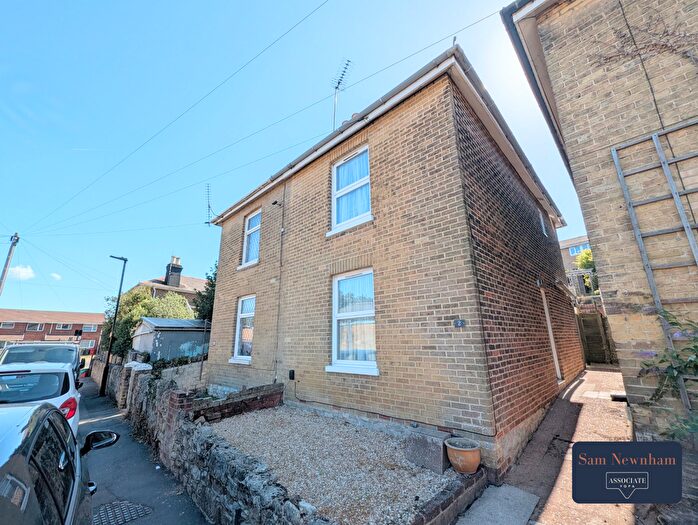 3 Bedroom Semi-Detached House For Sale In Meaders Road, Ryde, PO33