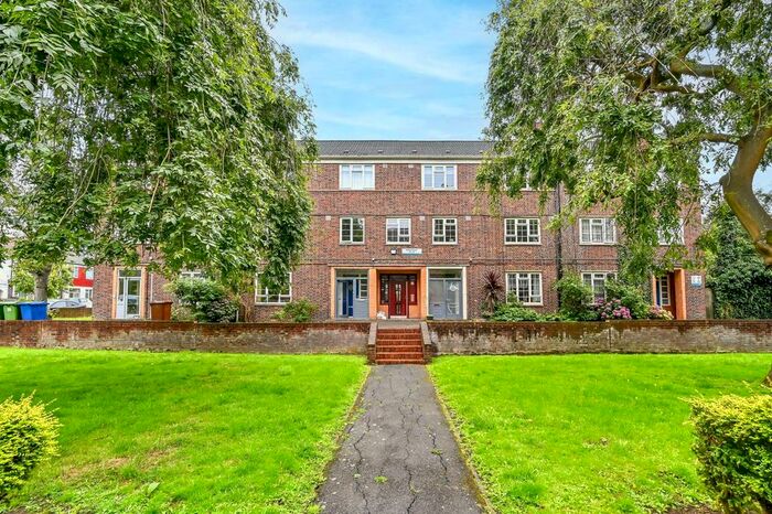 3 Bedroom Maisonette To Rent In Melford Road, East Dulwich, London, SE22