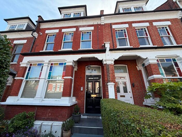 2 Bedroom Flat For Sale In Glebe Road, London, N8