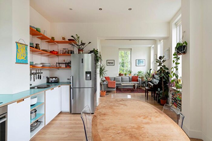 3 Bedroom Apartment For Sale In Old Ford Road, London, E2 - Photo 6