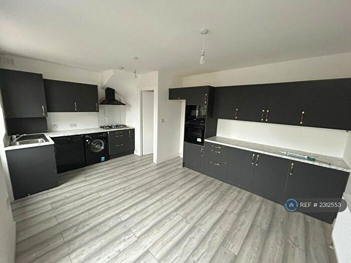 4 Bedroom Semi-Detached House To Rent In Chase Cross Road, Romford, RM5