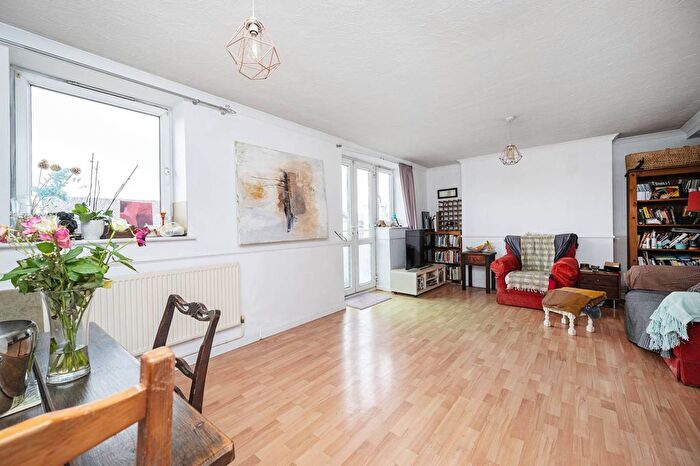 2 Bedroom Flat For Sale In Roman Road, Bethnal Green, London, E2
