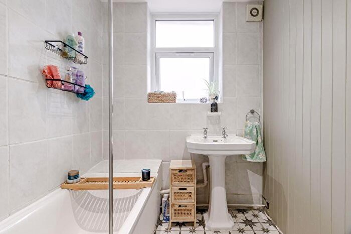 2 Bedroom Flat For Sale In Grove Road, Cheam, Sutton, SM1
