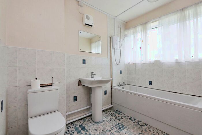 2 Bedroom Flat For Sale In Hallamshire Road, Sheffield, South Yorkshire, S10