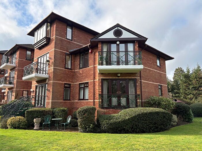2 Bedroom Flat For Sale In Ray Mead Road, Maidenhead, SL6