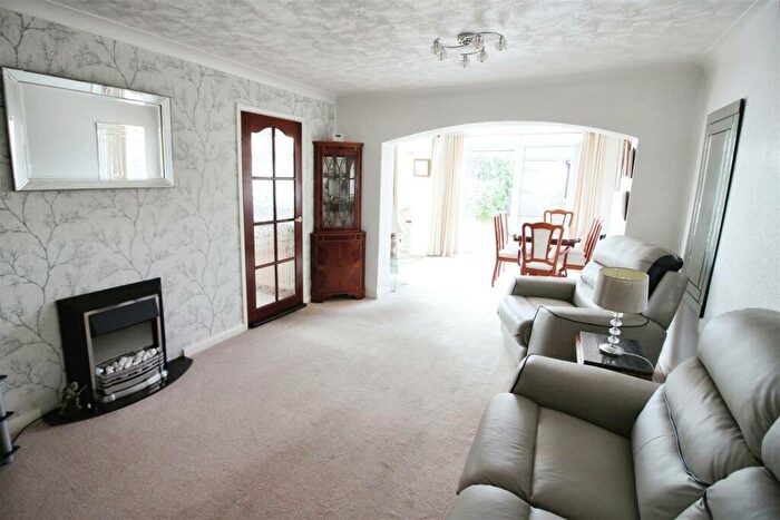 2 Bedroom Semi-Detached Bungalow For Sale In Derwent Avenue, Leeds, LS25