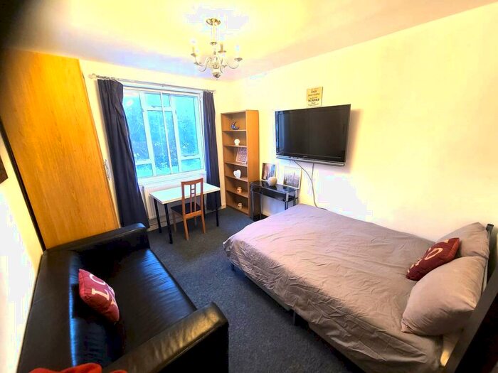3 Bedroom Flat To Rent In Kings Road, Cheslea, London, SW10