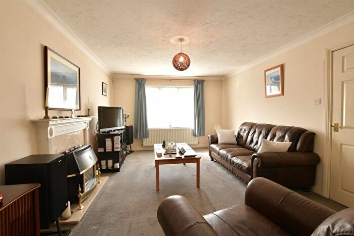 4 Bedroom Detached House For Sale In Grange Avenue, Wickford, Essex, SS12