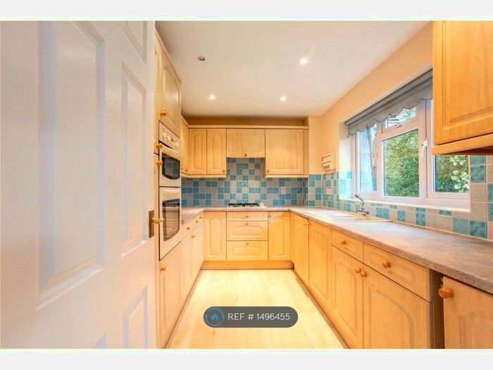 2 Bedroom Flat To Rent In Chiswick Lodge, Marlow, SL7