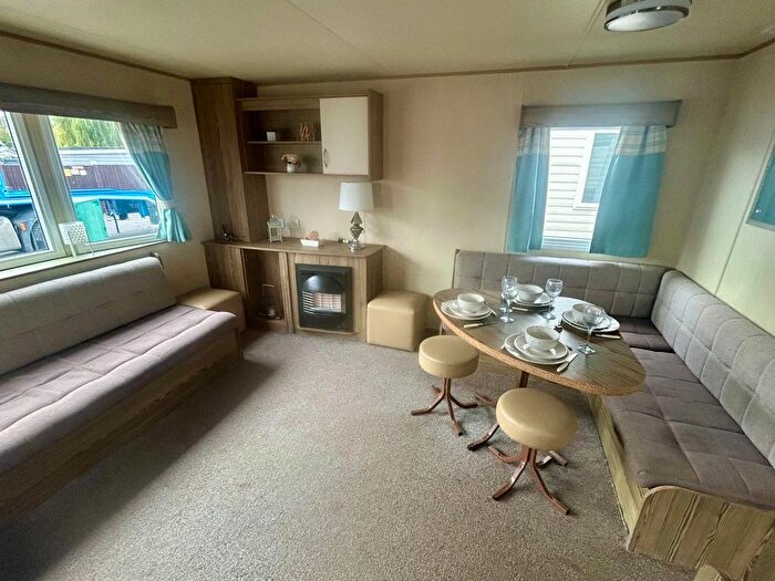 3 Bedroom Mobile/park Home For Sale In Vinnetrow Road, Runcton, Chichester, PO20