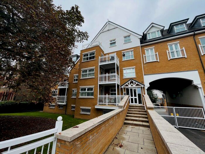 2 Bedroom Flat To Rent In High Road, Buckhurst Hill, Essex, IG9