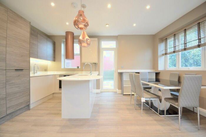 2 Bedroom Flat To Rent In Rodborough Road, Golders Green, London, NW11