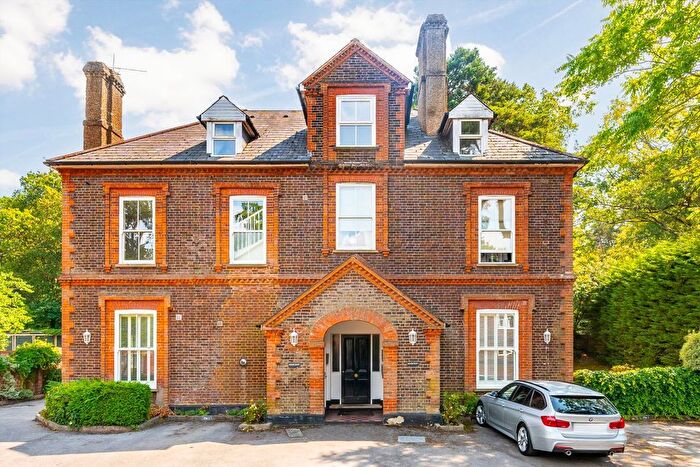 2 Bedroom Flat To Rent In Elgin Road, Weybirdge, KT13