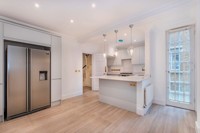 3 Bedroom Town House To Rent In Balniel Gate, London, SW1V