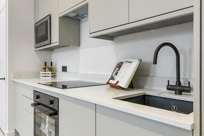 2 Bedroom Flat To Rent In High Street, Edgware, HA8