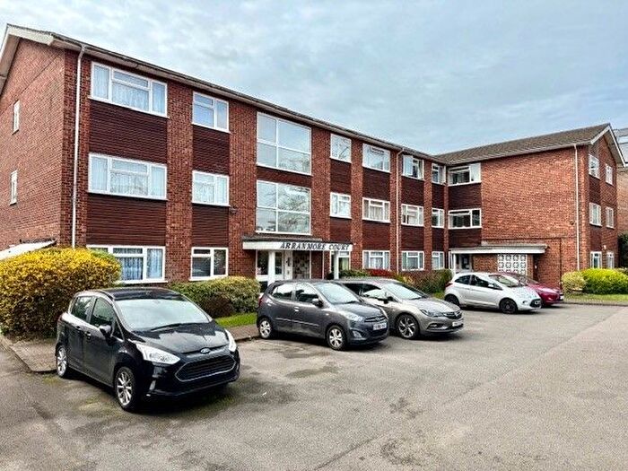 2 Bedroom Flat For Sale In Bushey Hall Road, Bushey, WD23