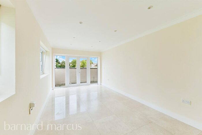 2 Bedroom Detached Bungalow For Sale In Kings Road, London, SE25