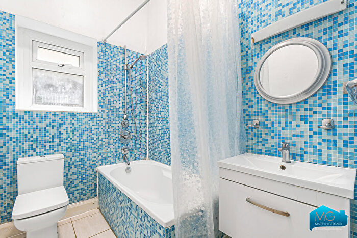 2 Bedroom Apartment To Rent In Woodside Park Road, North Finchley, London, N12