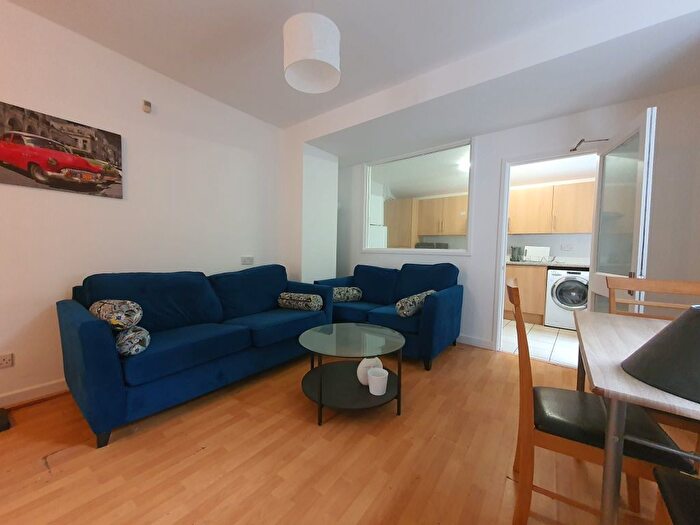 5 Bedroom Semi-Detached House To Rent In Moseley Road, Fallowfield, Manchester, M14