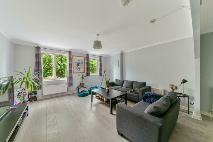 4 Bedroom Semi-Detached House To Rent In Gunwhale Close, London, SE16