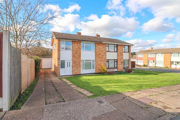 3 Bedroom Semi Detached House For Sale In Franklins Way, Wickford, SS11