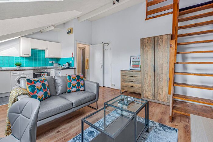 1 Bedroom Flat To Rent In Moor View, Leeds, LS6