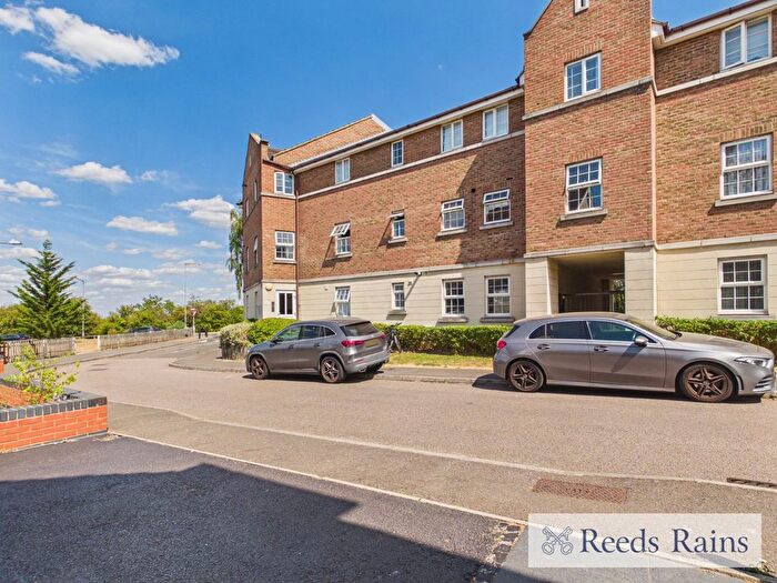 3 Bedroom Flat To Rent In Carew Close, Chafford Hundred, Grays, Essex, RM16