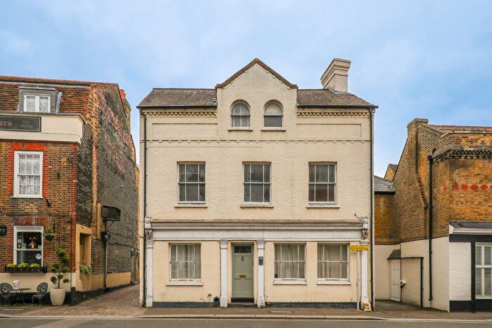 1 Bedroom Maisonette For Sale In High Street, Hampton, TW12