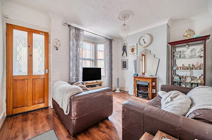 4 Bedroom Terraced House For Sale In Elm Park Road, Reading, Berkshire, RG30