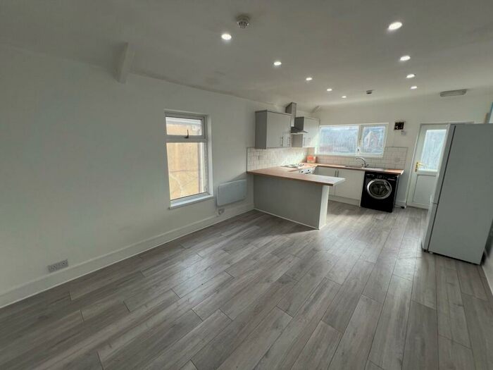 5 Bedroom Apartment To Rent In Cowbridge Road East, Cardiff, CF11
