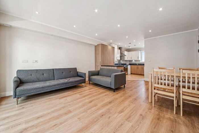 3 Bedroom Flat To Rent In Cubitt Apartments, Chatfield Road, SW11