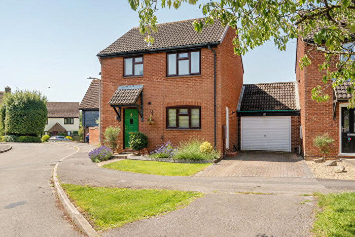 3 Bedroom Link Detached House For Sale In High Mead, Royal Wootton Bassett, SN4