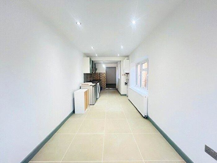 Terraced House To Rent In Keens Road, Croydon, CR0